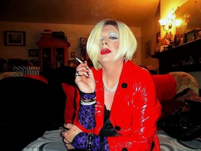 Prostitútka, make-up, cigareta